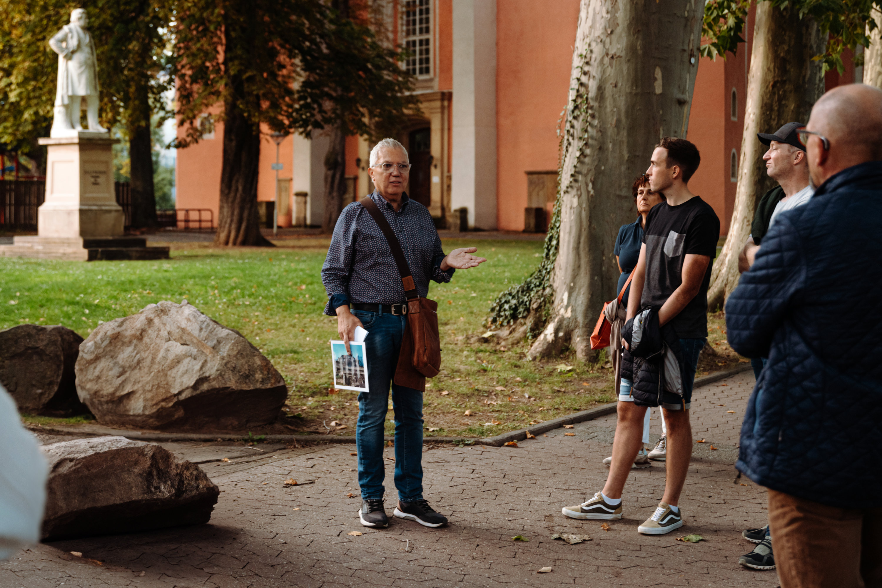 Uwe Schneider als Stadtführer mit Gruppe unterwegs in Bad Kreuznach
